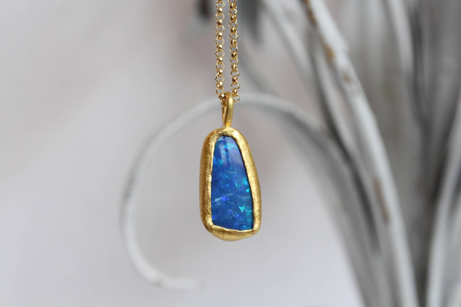 24K Gold Anhänger Mit Blaugrünem Opal, Opalanhänger Aus Feingold Und 900Er von GoldschmiedePrignitz