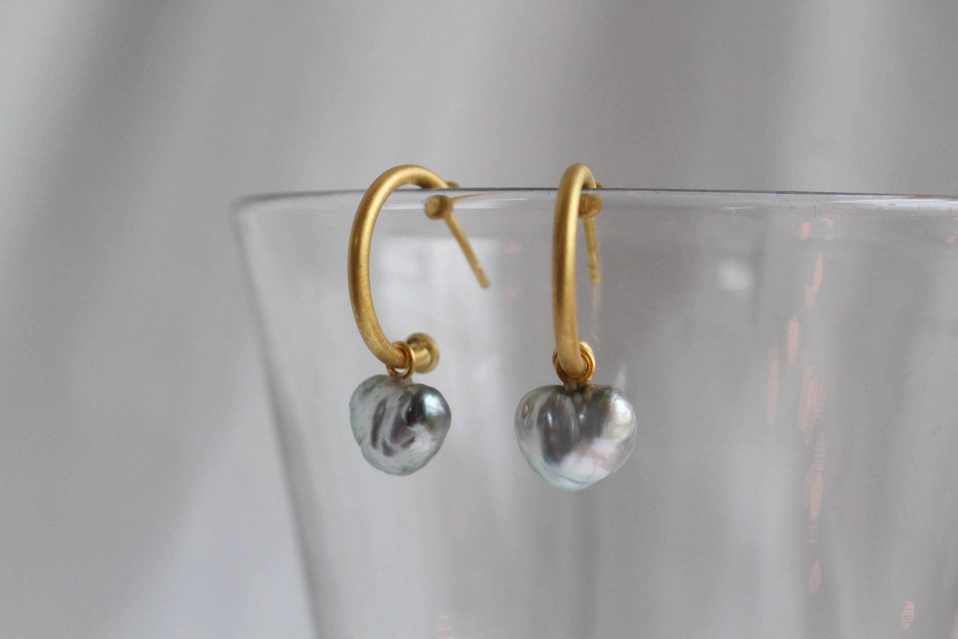 900 Gold Creolen Mit Tahitiperlen in Herzenform, Unregelmäßige Tahiti Ohrringe Aus Gold, Kreolen Handarbeit Vom Goldschmied von GoldschmiedePrignitz