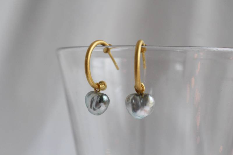 900 Gold Creolen Mit Tahitiperlen in Herzenform, Unregelmäßige Tahiti Ohrringe Aus Gold, Kreolen Handarbeit Vom Goldschmied von GoldschmiedePrignitz