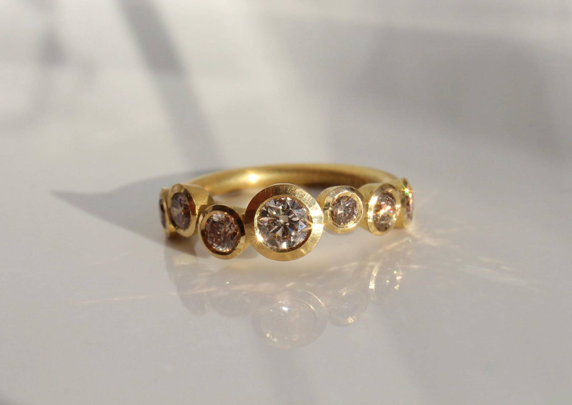 900 Goldring Mit Braunen Naturdiamanten Im Brillantschliff 0.8Ct, Champagner Diamanten Ring 22K Gold Modern Gefasst Handarbeit Goldschmied von GoldschmiedePrignitz