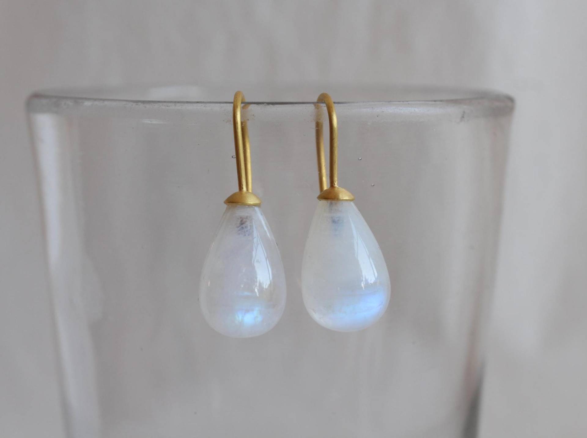 900Er Goldohrringe Mit Blau Schillerndem Mondstein, Mondstein Ohrringe 900 Gold, Tropfen Handgearbeitet 22K von GoldschmiedePrignitz