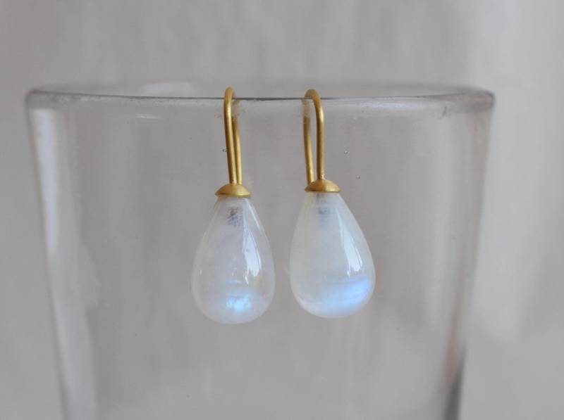 900Er Goldohrringe Mit Blau Schillerndem Mondstein, Mondstein Ohrringe 900 Gold, Tropfen Handgearbeitet 22K von GoldschmiedePrignitz