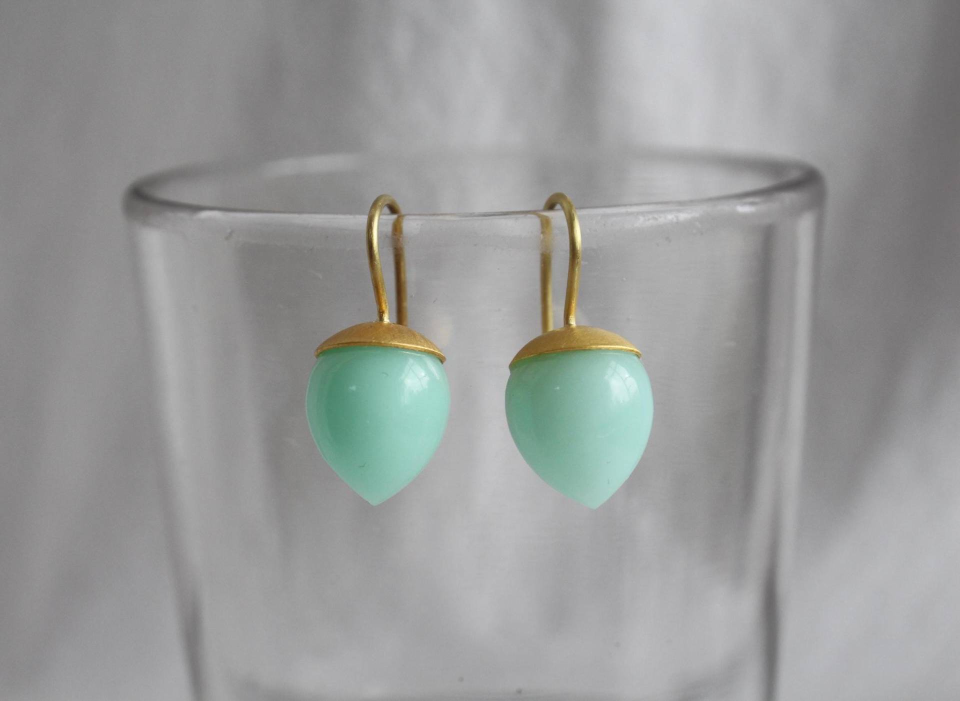 Chrysopras Ohrringe Mit 900 Gold, Goldohrringe Hellgrünem Chrysopras, Ohrhänger Tropfenform Grün, 22K Gold von GoldschmiedePrignitz