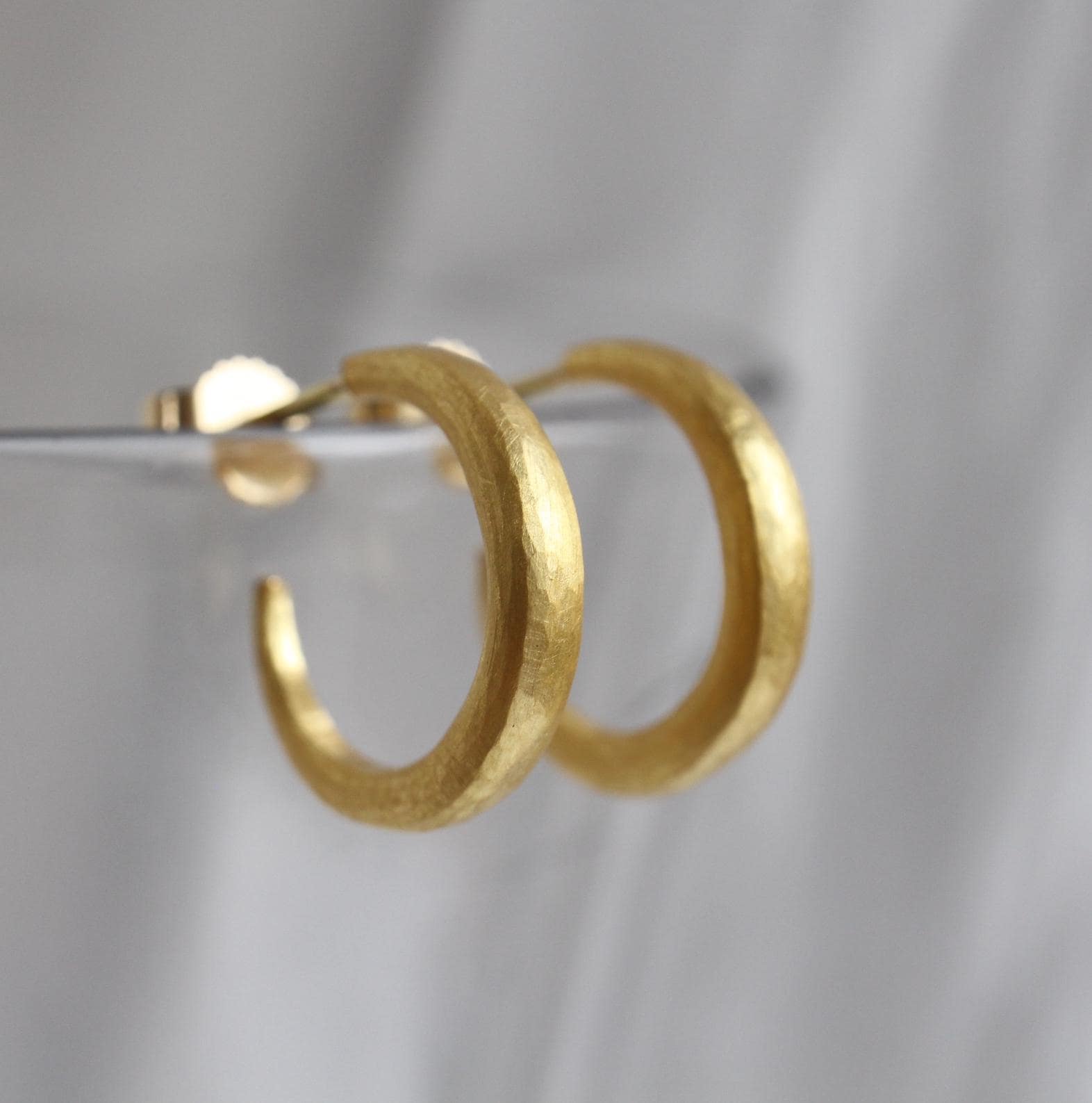 Creolen Aus Massiv 900 Gold, Kleine Kreolen Ohrringe 22K Gold Geschmiedet, Seemannsohrringe Goldcreolen Handgearbeitet von GoldschmiedePrignitz