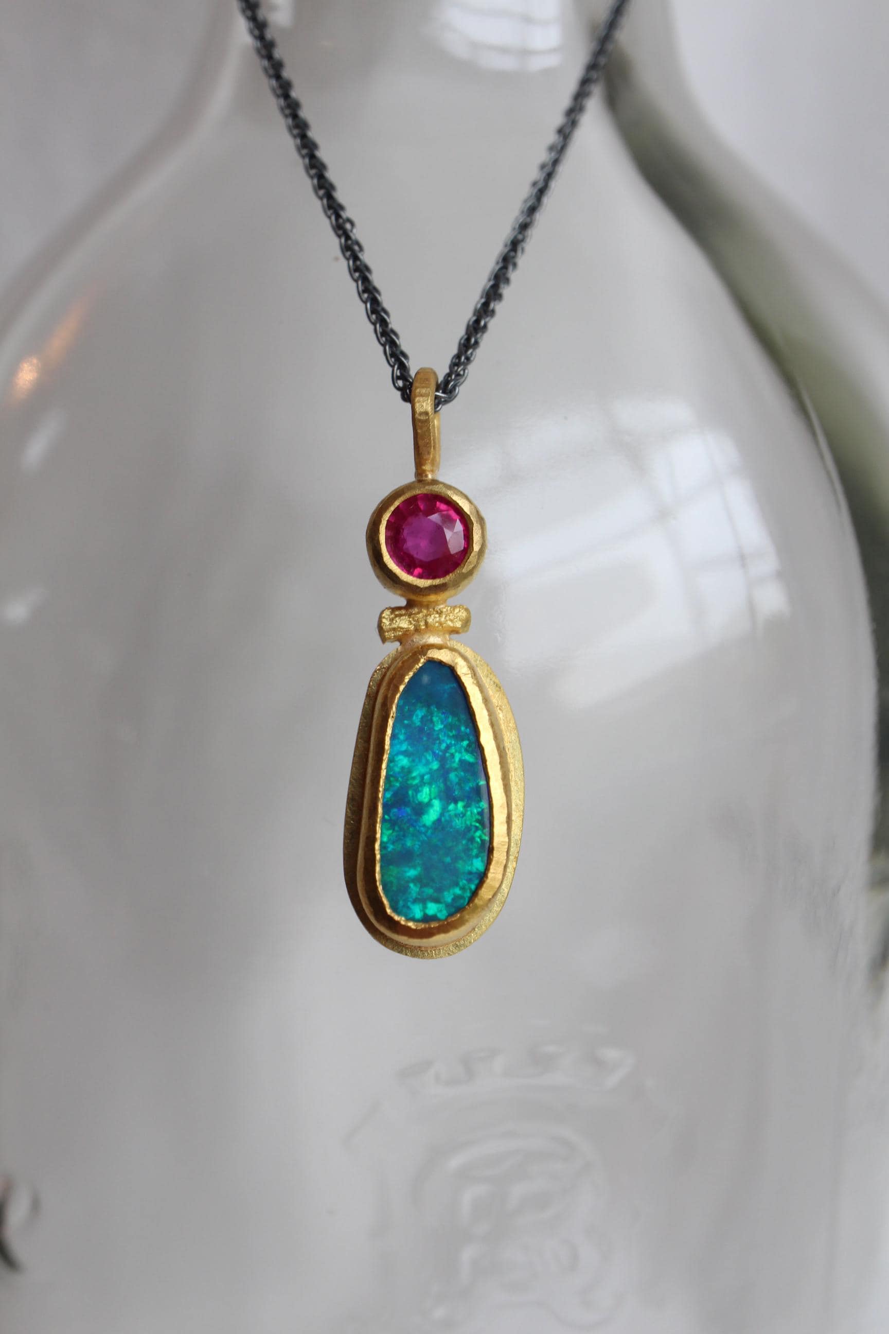 Goldanhänger Mit Blaugrünem Opal Und Rubin, Opalanhänger Aus Feingold, 900Er 999Er Gold Anhänger Kettenanhänger Goldschmied von GoldschmiedePrignitz