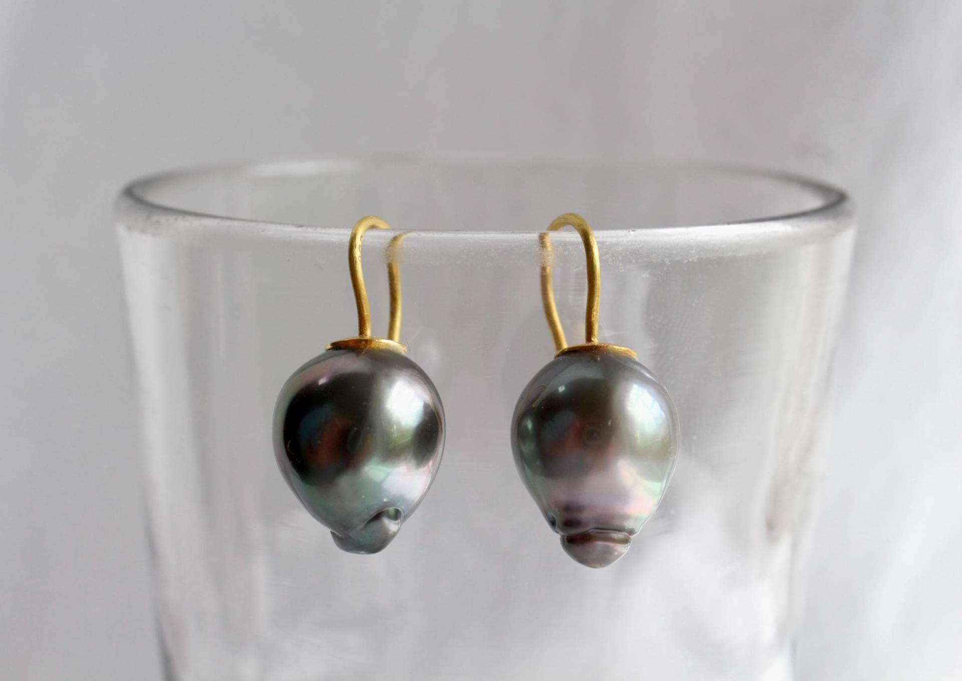 Große Tahitiohrringe Mit 900 Gold, Unregelmäßige Tahititropfen Ohrhänger, Ohrringe 22K Gold Und Riesigen Tahitiperlen, Schwarze Perlen von GoldschmiedePrignitz