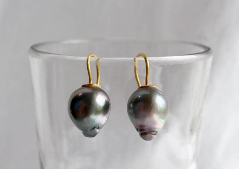 Große Tahitiohrringe Mit 900 Gold, Unregelmäßige Tahititropfen Ohrhänger, Ohrringe 22K Gold Und Riesigen Tahitiperlen, Schwarze Perlen von GoldschmiedePrignitz