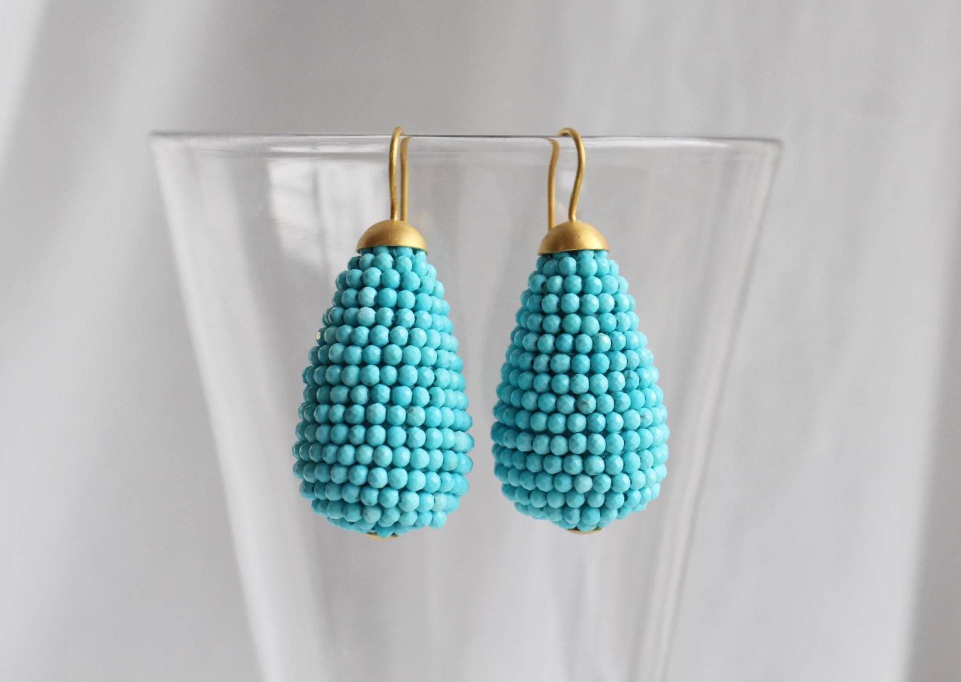 Große Türkis Ohrringe Mit 900 Gold, Ohrhänger 22 Karat Gold Leuchtend Blauen Türkisen, Handarbeit Vom Goldschmied von GoldschmiedePrignitz