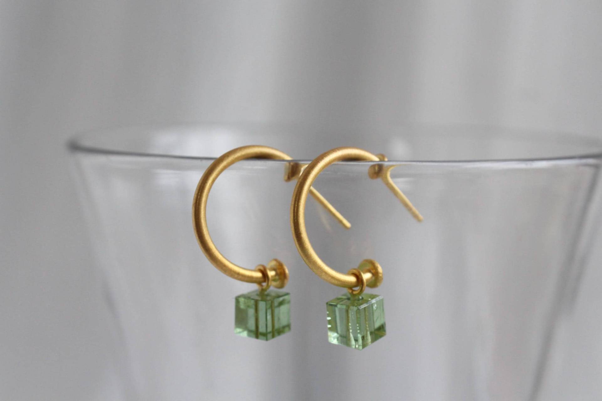 Kreolen Aus 900 Gold Mit Grünen Turmalinen, 22K Goldcreolen Hellgrünem Turmalin, Turmalinschmuck Recyceltes Handarbeit von GoldschmiedePrignitz