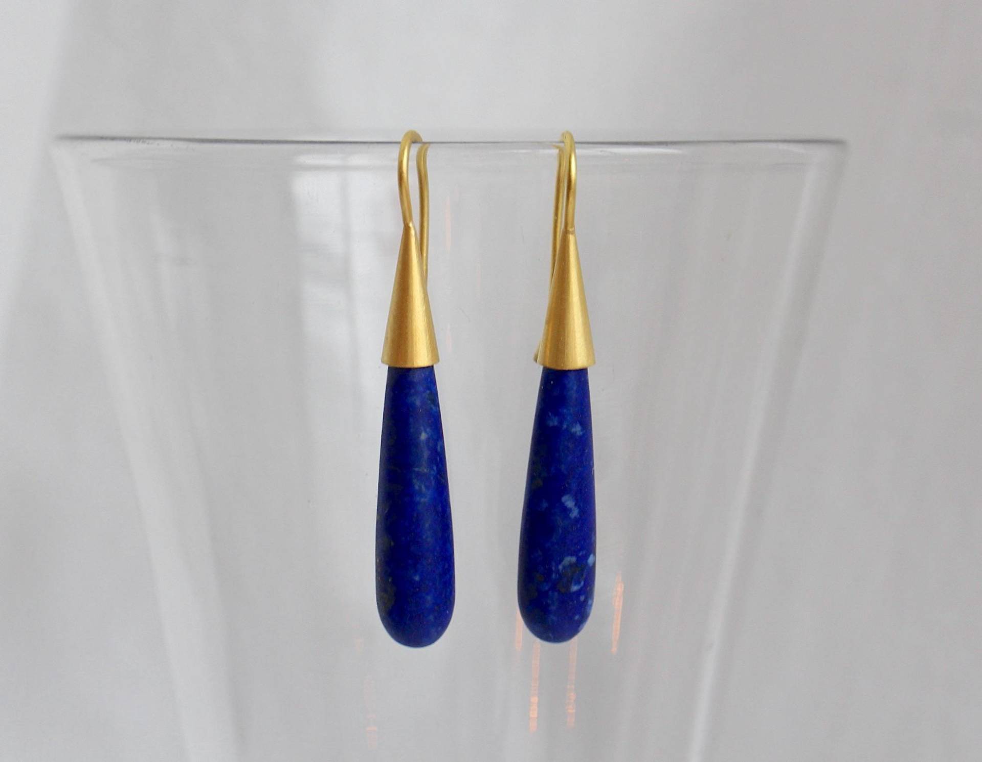 Lapis Ohrringe Mit 900 Gold Lange Schlanke Form, Cleopatra Lazuli Und Gold, Ohrhänger Goldschmiedearbeit von GoldschmiedePrignitz