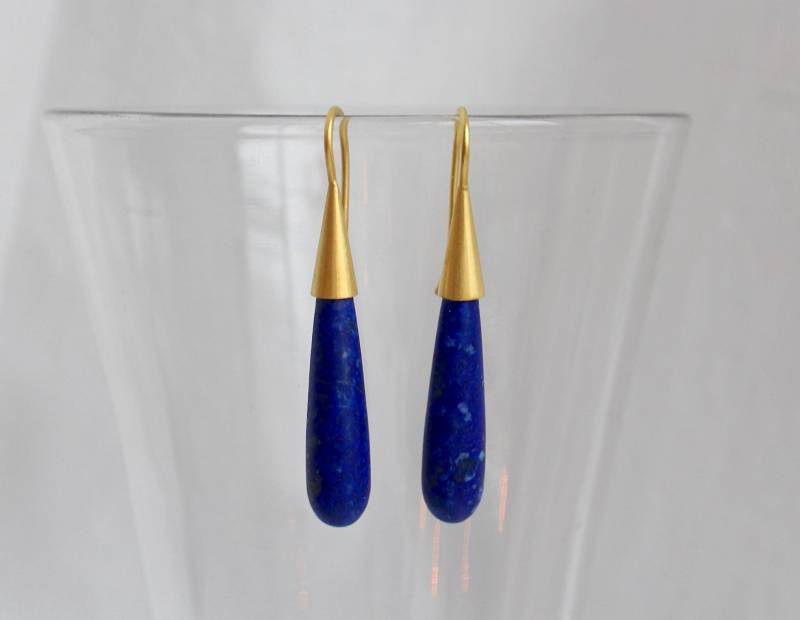 Lapis Ohrringe Mit 900 Gold Lange Schlanke Form, Cleopatra Lazuli Und Gold, Ohrhänger Goldschmiedearbeit von GoldschmiedePrignitz