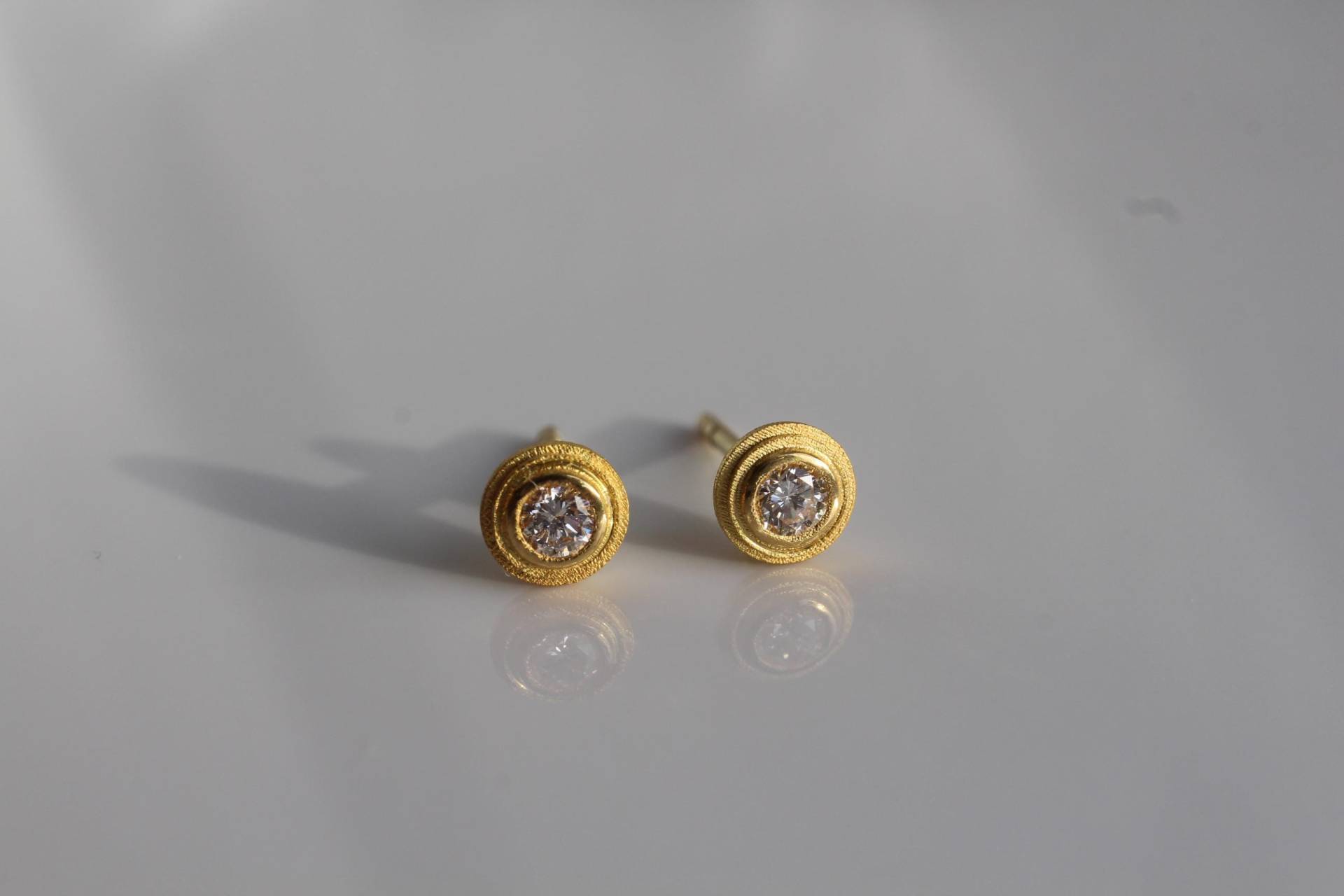 Mini Diamant Ohrstecker Für Tag Und Nacht Aus 900 Gold, Brillantohrringe 22K Gold Den Alltag Schlicht Elegant, Goldschmiedearbeit von GoldschmiedePrignitz