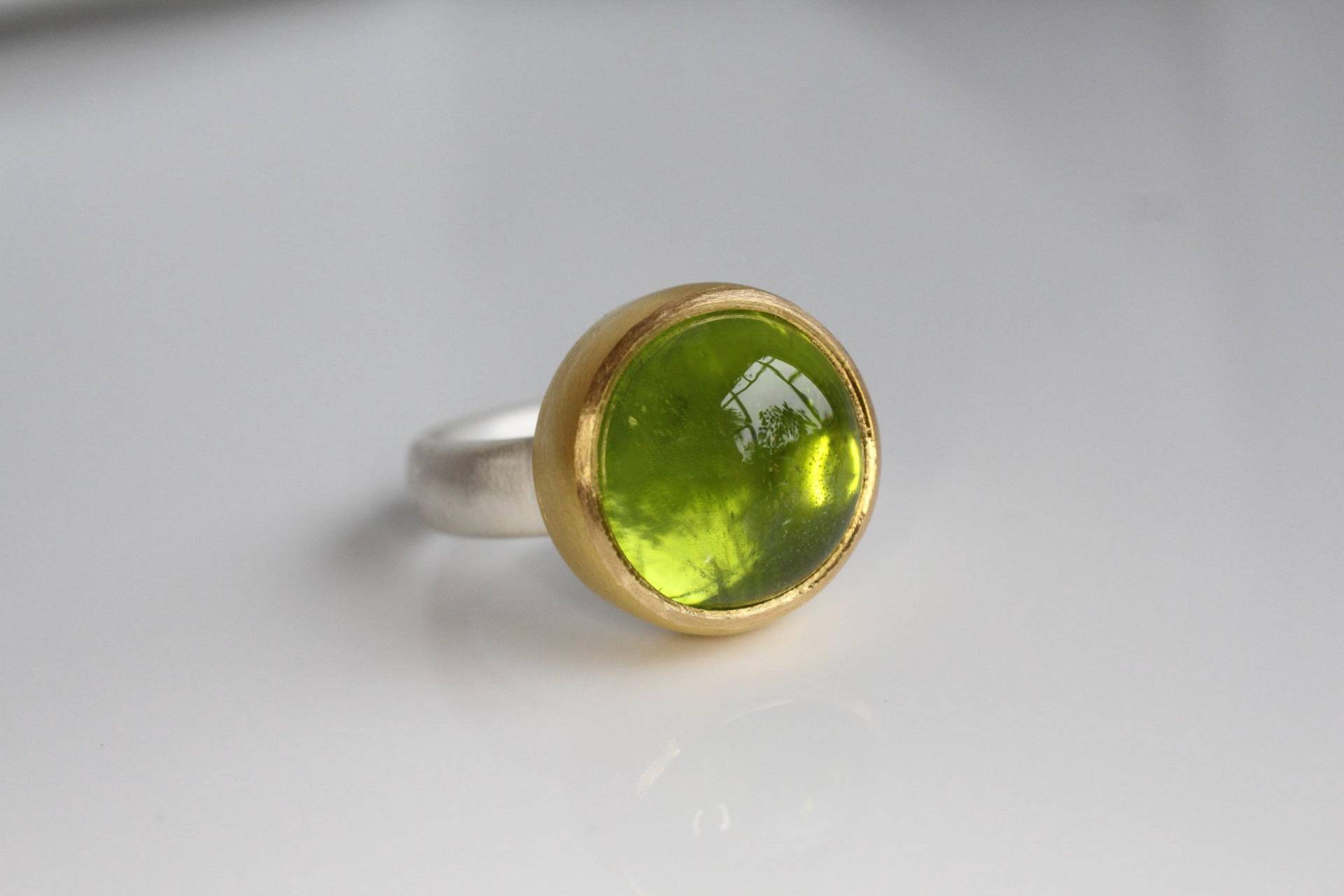 Peridot Ring Aus Silber Und 900Er Gold, Großer Cabochon Ring, Silberring Mit Gold Peridot von GoldschmiedePrignitz