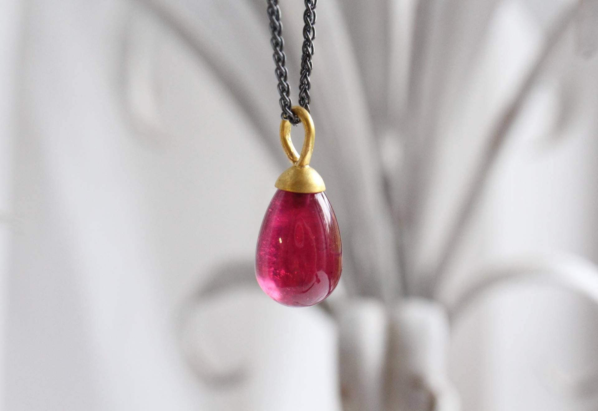 Rubinanhänger Mit 900 Gold, Beerig Roter Rubin Anhänger 22K Gold Pinke Handarbeit Vom Goldschmied von GoldschmiedePrignitz