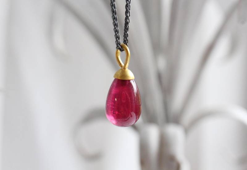 Rubinanhänger Mit 900 Gold, Beerig Roter Rubin Anhänger 22K Gold Pinke Handarbeit Vom Goldschmied von GoldschmiedePrignitz