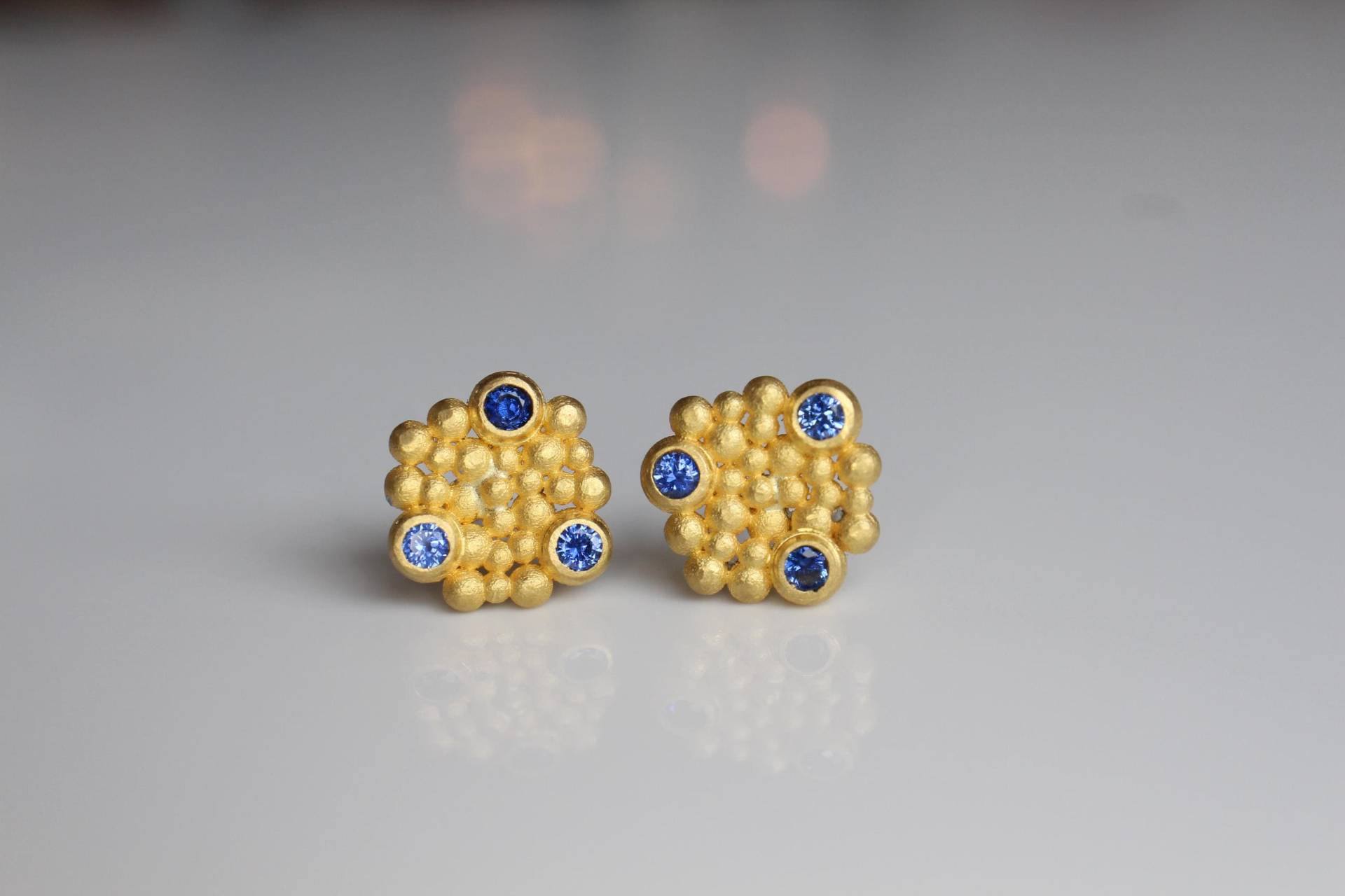 Saphir Ohrstecker Aus 900 Gold, Kornblumenblaue Saphirohrringe 22K Gold Für Tag Und Nacht, Kleine Golnugget Mit von GoldschmiedePrignitz