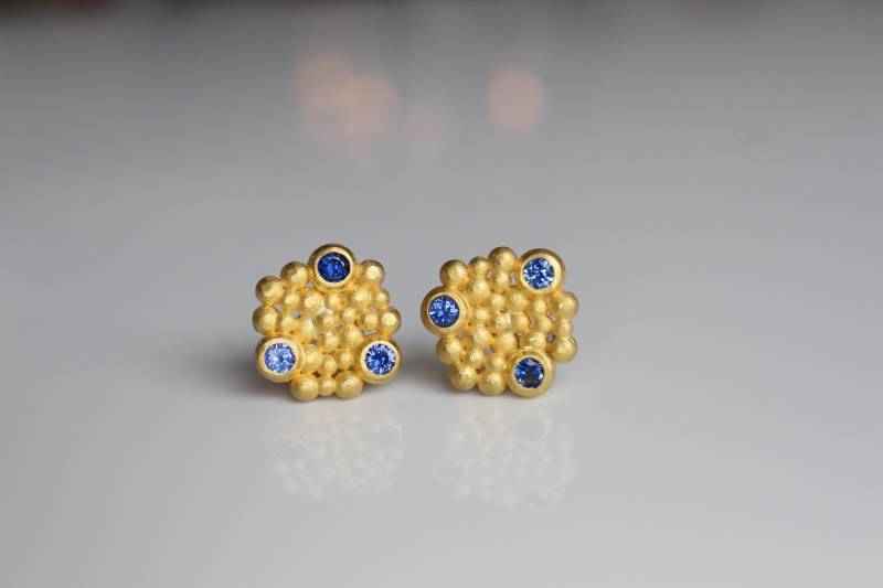 Saphir Ohrstecker Aus 900 Gold, Kornblumenblaue Saphirohrringe 22K Gold Für Tag Und Nacht, Kleine Golnugget Mit von GoldschmiedePrignitz