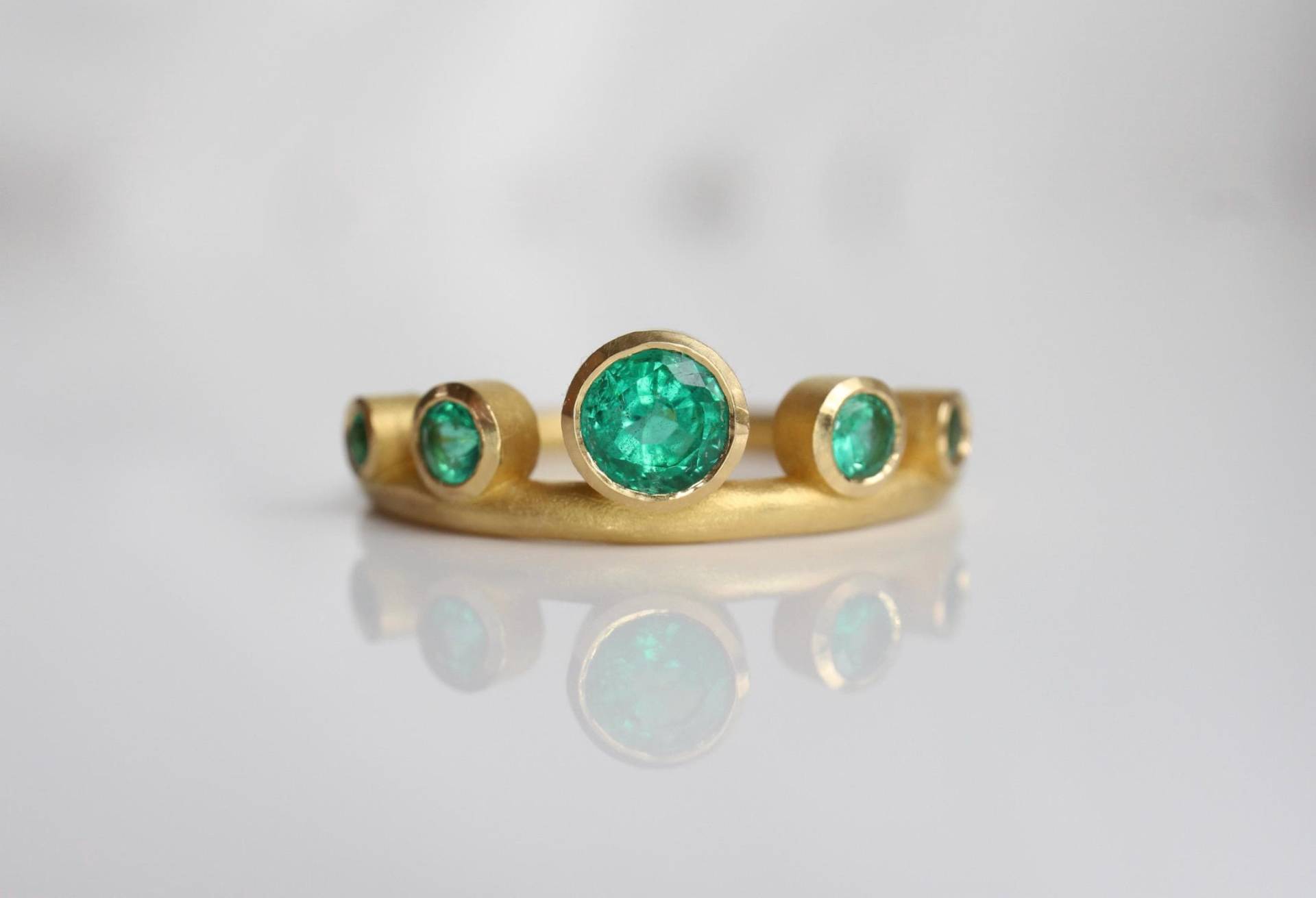 Smaragdring Aus 900 Gold, 22K Goldring Mit Waldgrünen Smaragden, Vorsteckring Echtgold 900Er Smaragd Stapelring von GoldschmiedePrignitz