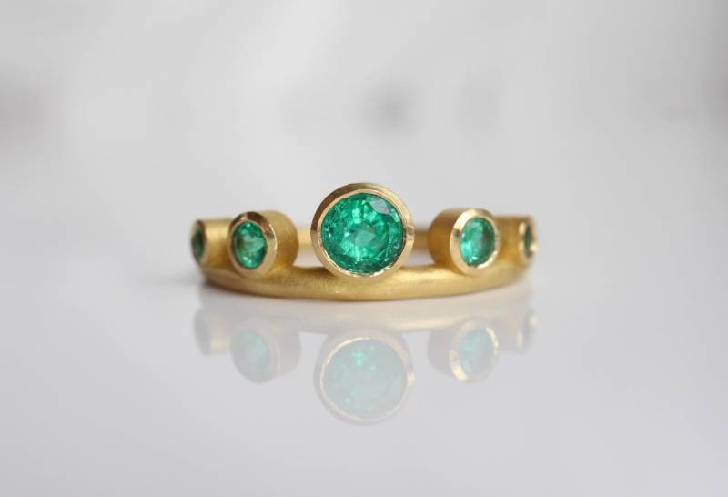 Smaragdring Aus 900 Gold, 22K Goldring Mit Waldgrünen Smaragden, Vorsteckring Echtgold 900Er Smaragd Stapelring von GoldschmiedePrignitz