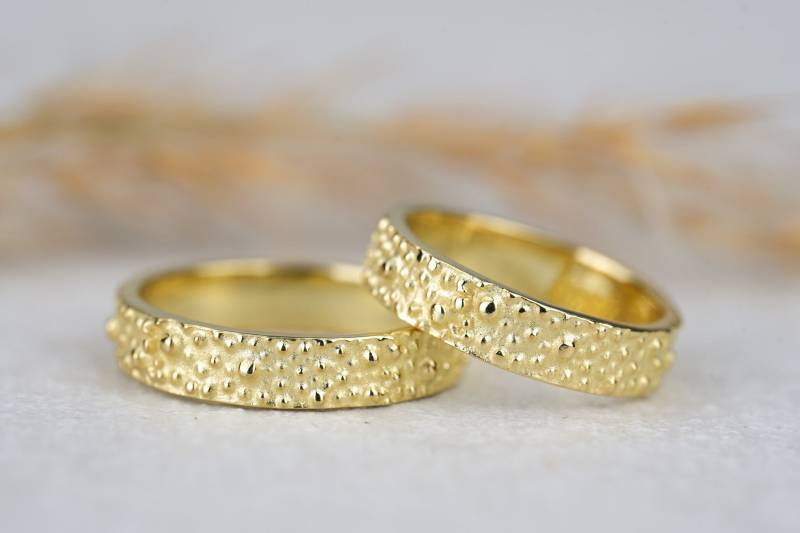Ausgefallene Eheringe Bubble Gelbgold, Goldringe Trauringe Verlobungsringe Gold, Besondere Ringe Hochzeit von GoldschmiedeScheffel
