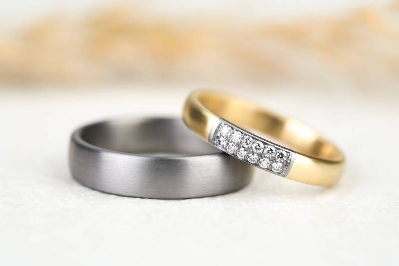 Besondere Eheringe Gold Diamanten Tantal | 750 Gelbgold Trauringe Bicolor Goldringe Brillanten Goldring Mit Stein Filigrane Ringe von GoldschmiedeScheffel
