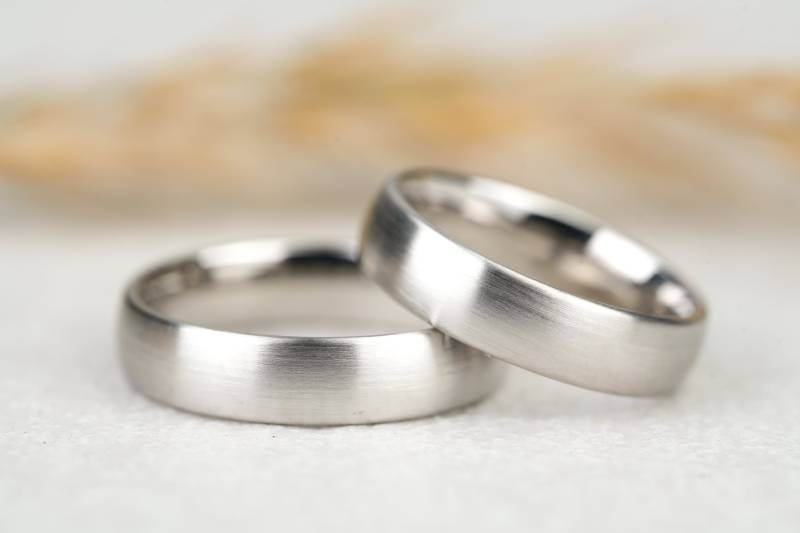 Eheringe "Charley" Platin Matt | Breite Trauringe 600 Verlobungsringe Partnerringe Filigran Schlicht Hochzeit Platinring von GoldschmiedeScheffel