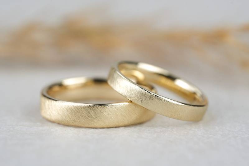 Eheringe Gelbgold Kratzmatt Abgerundet, Trauringe Gold, Goldring Verlobungsringe Matt, Ausgefallene Ringe Hochzeit von GoldschmiedeScheffel
