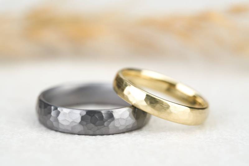 Eheringe Gelbgold Tantal Bicolor, Gehämmert Gold Trauringe 585 Abgerundet Oval Schmal Struktur | Hammerschlag Oberfläche Verlobungsringe von GoldschmiedeScheffel