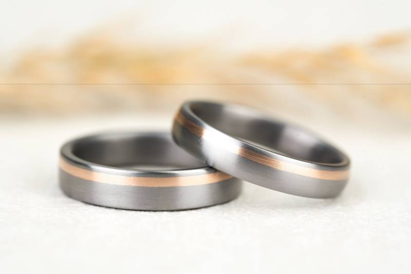Eheringe Grau Tantal Mit 750 Roségold Eckig Bombiert | Trauringe Bicolor Goldringe Goldring Verlobungsringe Filigrane Ringe von GoldschmiedeScheffel
