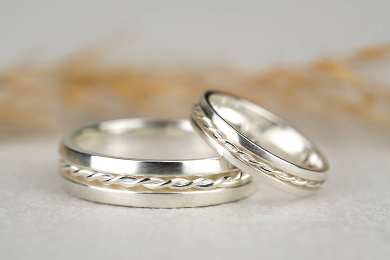 Eheringe Keltisch Silber Matt Kordel | Trauringe Mit Kordelring Mittig Eingesetzt Verlobungsringe Mattiert Für Hochzeit von GoldschmiedeScheffel