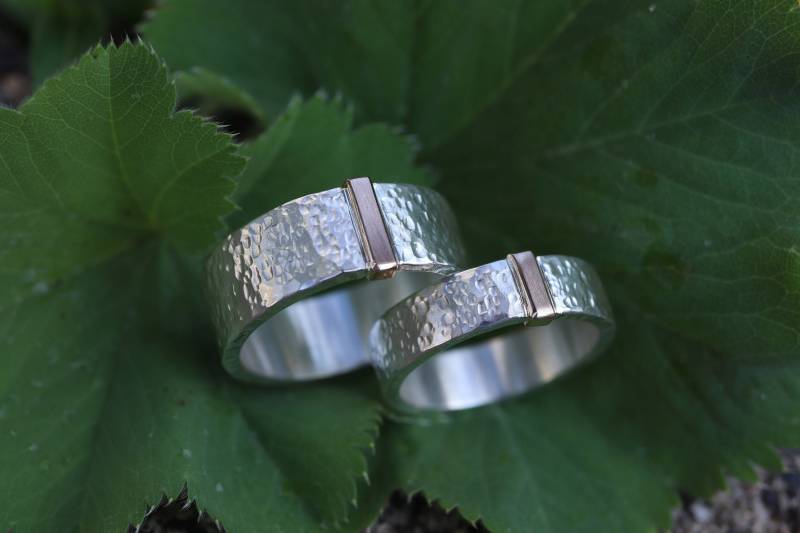 Eheringe Kombination Silber Und Rosegold, Hammerschlag Schlicht Glatt Fein Mattiert von GoldschmiedeScheffel