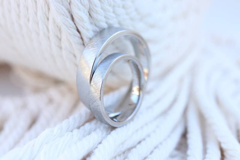 Eheringe Kratztmatt Aus Platin, Trauringe Mattiert, Schlicht, Schrägmatt von GoldschmiedeScheffel