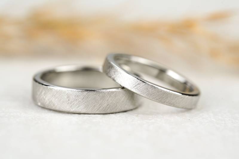 Eheringe Kreuzmatt in Platin | Schmale Trauringe 600 Kratzmatt Verlobungsringe Partnerringe Filigran Schlicht Hochzeit Platinring von GoldschmiedeScheffel