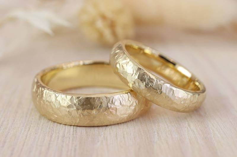 Eheringe "Kristall" Gelbgold, Trauringe, Goldringe, Partnerringe, Hammerschlag, Gehämmert, Matt von GoldschmiedeScheffel