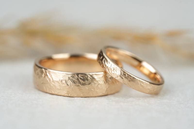 Eheringe "Kristall" Gelbgold Roségold | Goldring Trauringe Breit Gold Gehämmert Hammerschlag Kantig Besonders Ausgefallen Hochzeit Ringe von GoldschmiedeScheffel