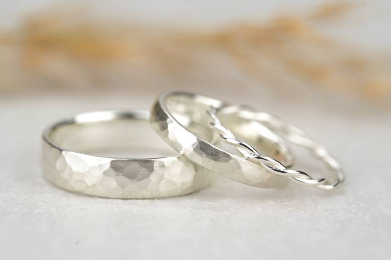 Eheringe Set Gehämmert Silber | Trauringe Mit Kordelring Silberringe Beisteckring Verlobungsring Partnerringe Ring Aus Zart von GoldschmiedeScheffel
