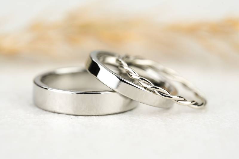 Eheringe Set "Sheyna" - Schmale, Polierte Trauringe Aus 600 Platin von GoldschmiedeScheffel