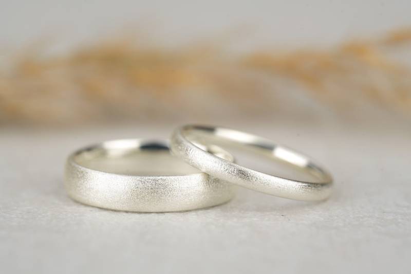 Eheringe Set Silber Matt | Trauringe Genadelt Silberringe Ringe Verlobungsring Partnerringe Ring Aus Zart von GoldschmiedeScheffel