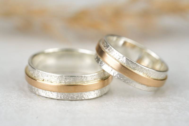 Eheringe " Solea Silber Roségold | Trauringe Verlobungsringe Hammerschlag Sterlingsilber Gehämmert Bicolor Filigran Breite Ringe von GoldschmiedeScheffel