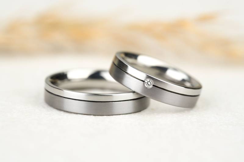Eheringe Tantal Edelstahl Mit Diamant | Kantige Trauringe Fuge Und Edelstein Graue Silberne Ringe Verlobungsringe Für Hochzeit von GoldschmiedeScheffel