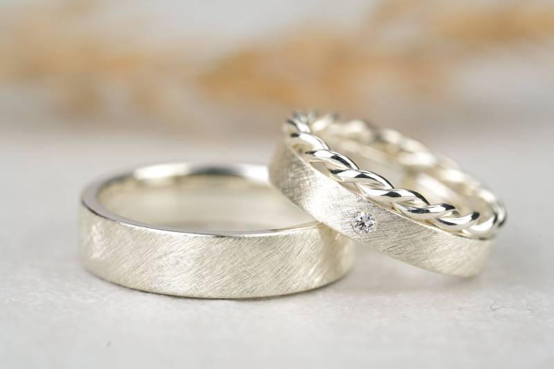 Eheringe Vintage Silber Kratzmatt | Trauringe Mit Festem Kordelring Und Diamant Im Brillant Schliff Verlobungsringe Mattiert Für Hochzeit von GoldschmiedeScheffel