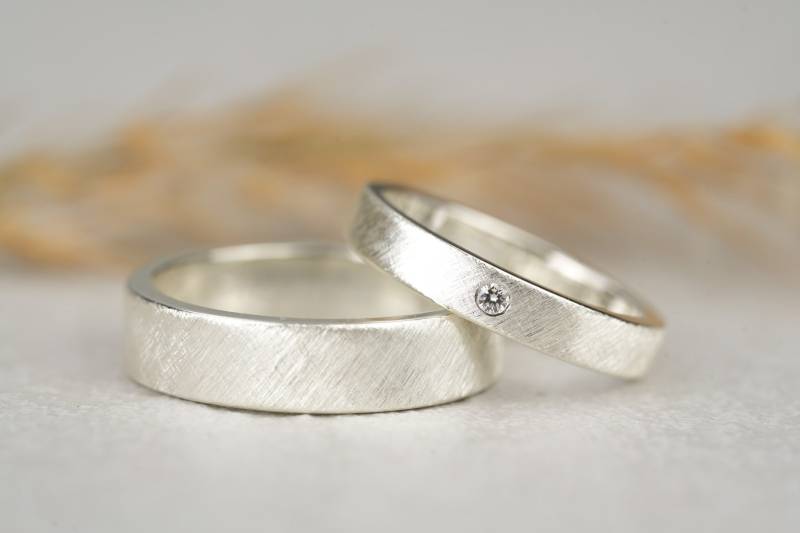 Eheringe Vintage Silber Kratzmatt | Trauringe Opt Diamant Im Brillant Schliff Verlobungsringe Mattiert Für Hochzeit von GoldschmiedeScheffel