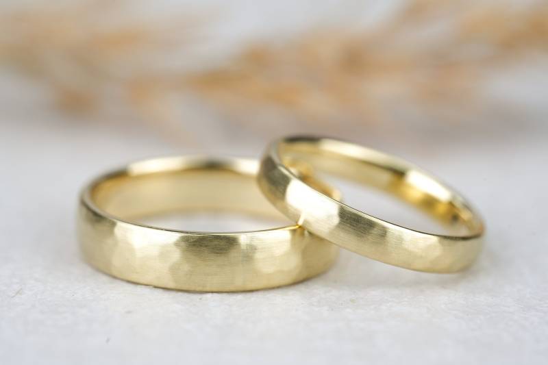 Eheringe in Gelbgold Gehämmert | Trauringe Aus 585 Gold Mit Hammerschlag Oberfläche Verlobungsringe Für Hochzeit von GoldschmiedeScheffel