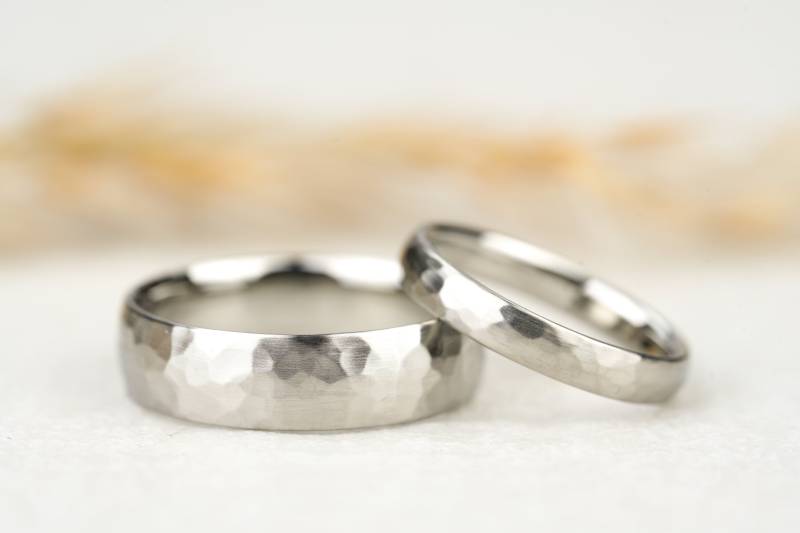 Eheringe in Platin Gehämmert | Trauringe Aus 600Er Mit Hammerschlag Oberfläche Verlobungsringe Für Hochzeit von GoldschmiedeScheffel
