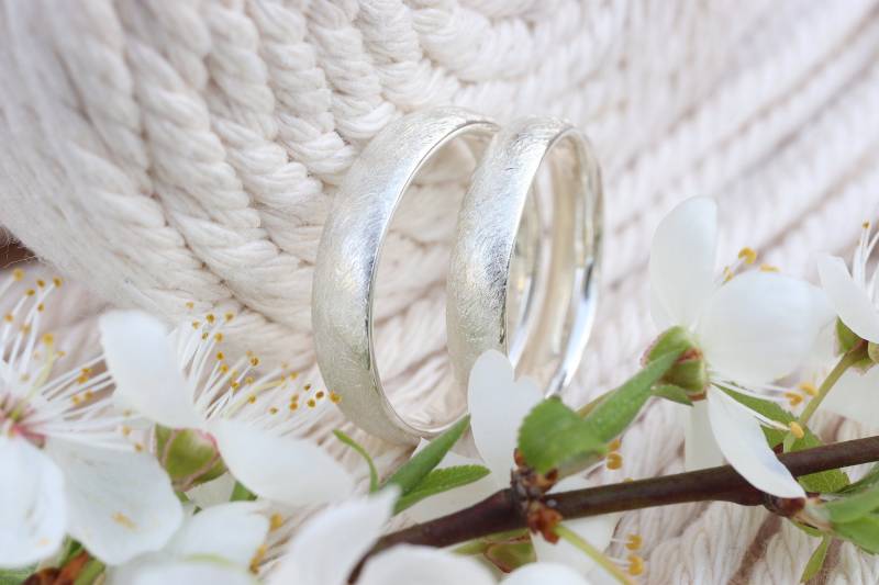 Feine Eheringe Silber Kratzmatt, Trauringe Silber, Gekratzt von GoldschmiedeScheffel