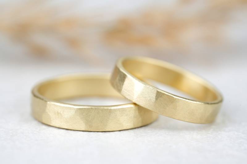 Gehämmerte Eheringe Set Gold | Schlichte Flache Goldringe Trauringe Verlobungsringe Partnerringe Zart Besonders Gelbgold von GoldschmiedeScheffel