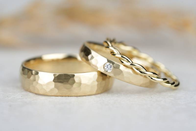 Gehämmerte Eheringe Trauringe Set Mit Diamant Und Kordelring von GoldschmiedeScheffel