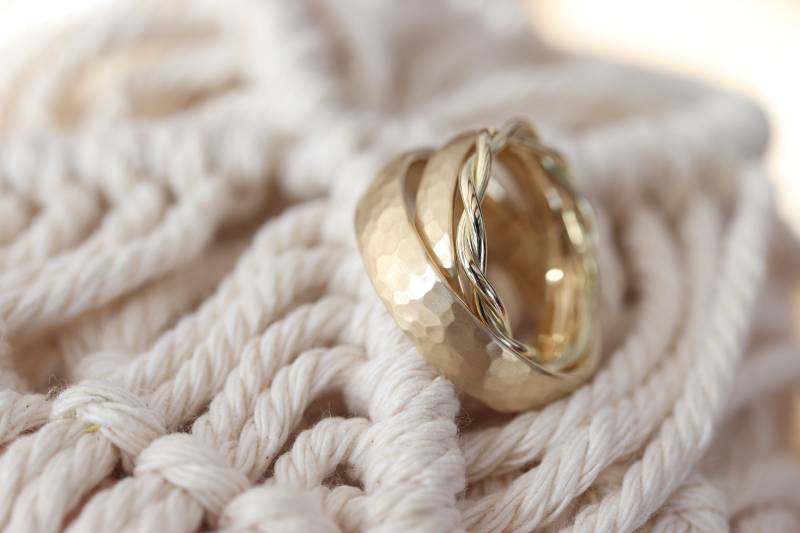 Gehämmerte Eheringe Trauringe Set Mit Kordelring in 750/ - Gold von GoldschmiedeScheffel