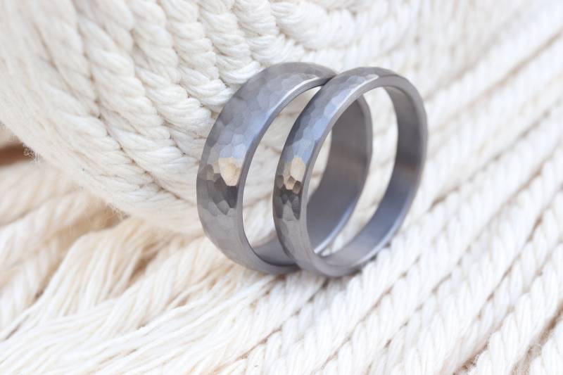 Gehämmerte Tantal Eheringe Hammerschlag Trauringe von GoldschmiedeScheffel