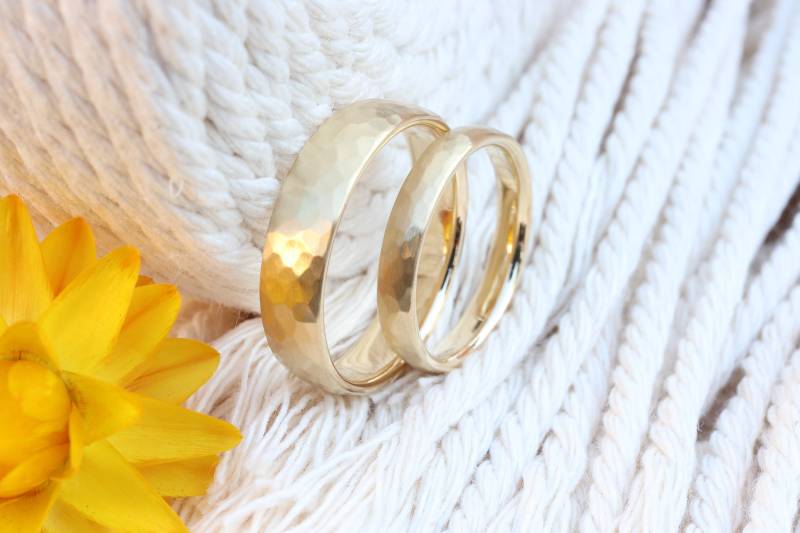 Gehämmerte Trauringe in Gold, Eheringe Gelbgold Hammerschlag, 333, 585, 750 von GoldschmiedeScheffel